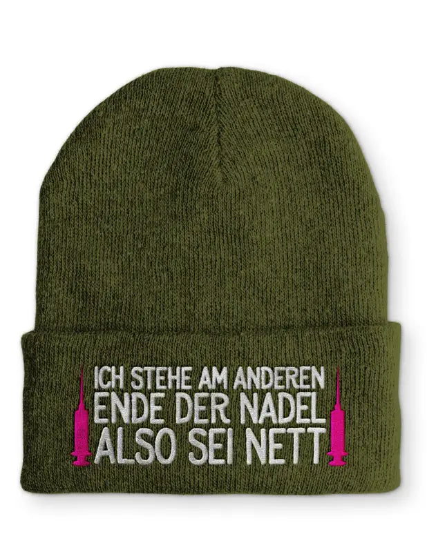 
                  
                    Arzthelferin Ich stehe am anderen Ende der Nadel Statement Beanie Mütze mit Spruch - Olive
                  
                