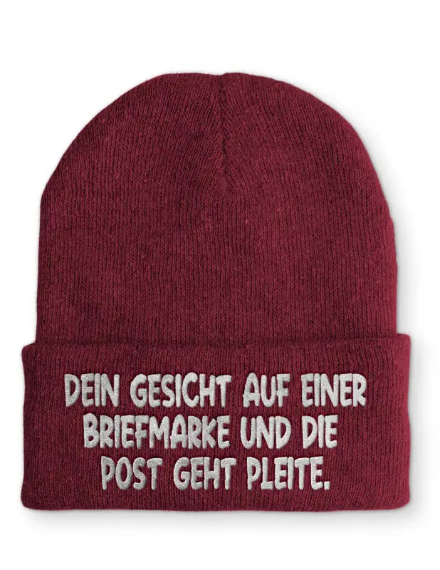 Dein Gesicht auf einer Briefmarke und die Post geht Pleite. Statement Beanie Mütze mit Spruch - Bordeaux