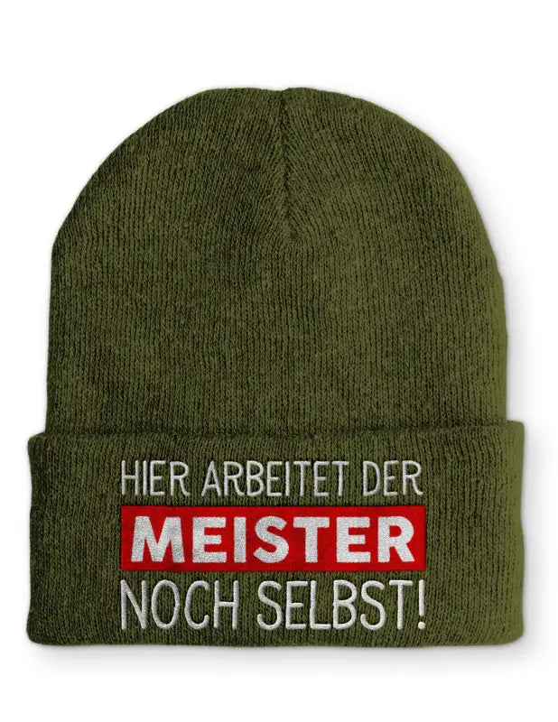 
                      
                        Hier arbeitet der Meister noch selbst! Statement Beanie Mütze mit Spruch - Olive
                      
                    