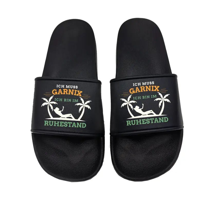 Ich muss garnix ich bin im Ruhestand perfekt für Urlaub und Strand unsere lustigen Badelatschen - tshirtladen - Badelatschen