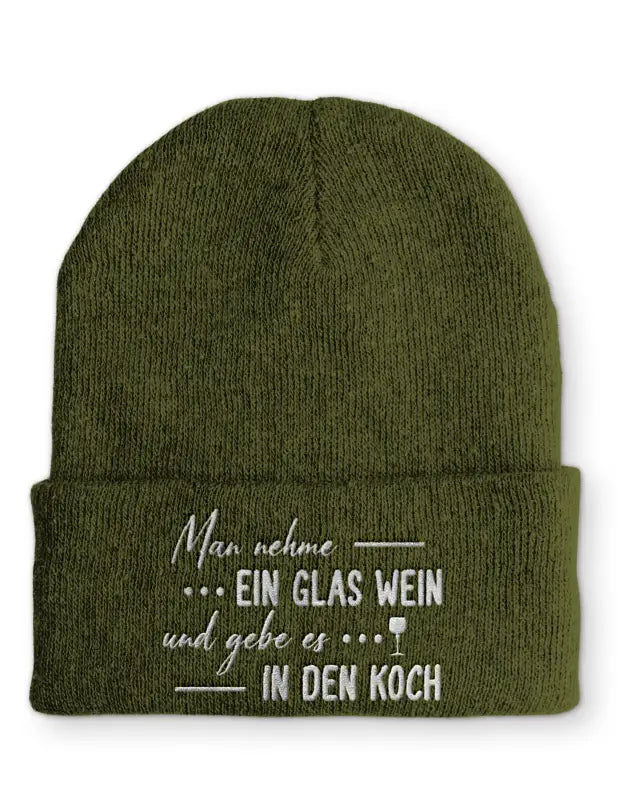 
                      
                        Man nehme ein Glas Wein und gebe es in den Koch Statement Beanie Mütze mit Spruch - Olive
                      
                    