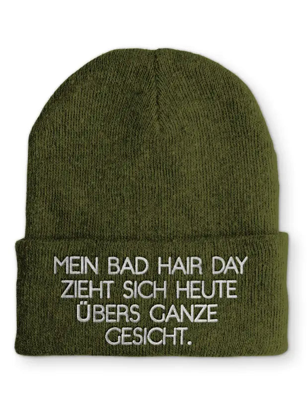 Mein Bad Hair Day zieht sich heute übers ganze Gesicht. Statement Beanie Mütze mit Spruch - Olive