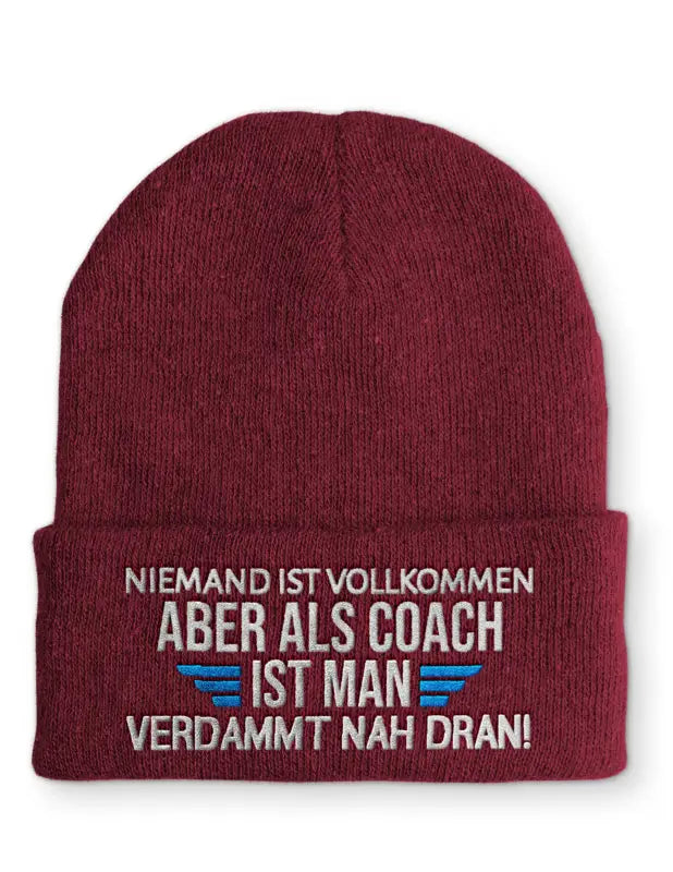 
                      
                        Niemand ist vollkommen aber als Coach man verdammt nah dran! Statement Beanie Mütze mit Spruch - Bordeaux
                      
                    