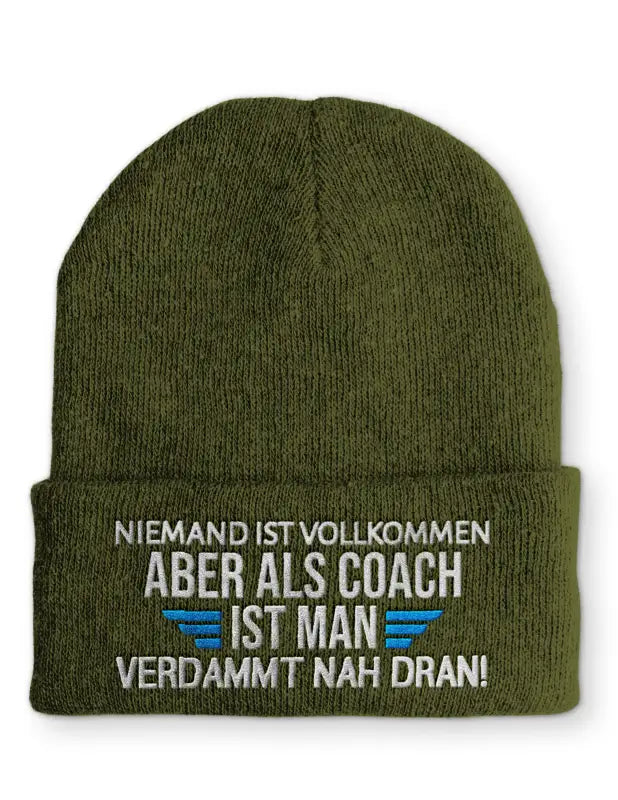 
                      
                        Niemand ist vollkommen aber als Coach man verdammt nah dran! Statement Beanie Mütze mit Spruch - Olive
                      
                    