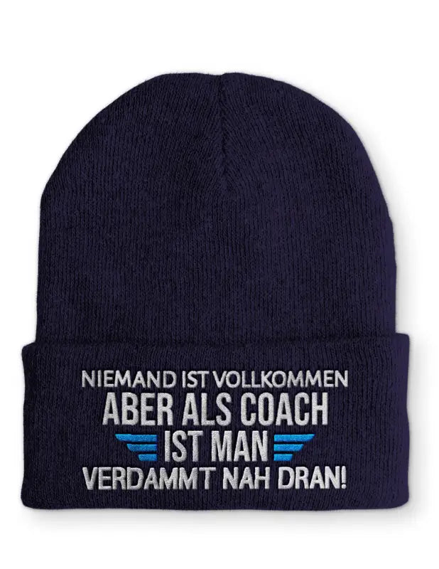 
                      
                        Niemand ist vollkommen aber als Coach man verdammt nah dran! Statement Beanie Mütze mit Spruch - Navy
                      
                    