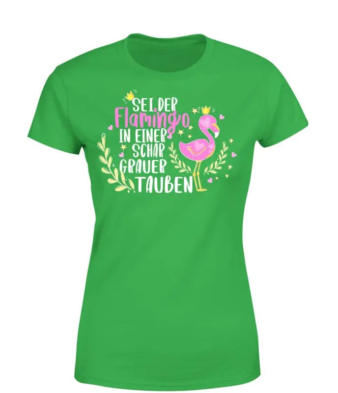 Sei der Flamingo in einer schar grauer Tauben T-Shirt Damen - tshirtladen - 