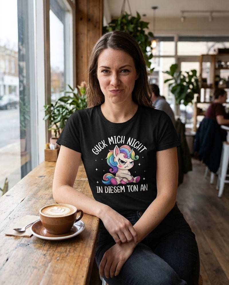Frau im Café trägt das Damen-T-Shirt Guck mich nicht in diesem Ton an