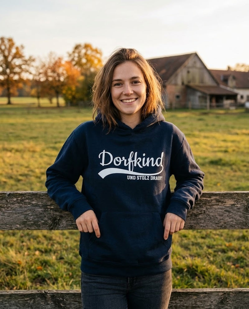 Frau auf dem Land trägt den Hoodie Dorfkind und stolz drauf
