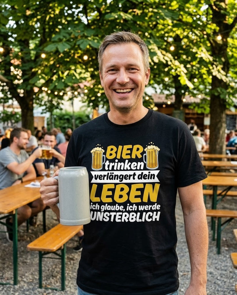 Mann im Biergarten trägt das T-Shirt Bier trinken verlängert dein Leben