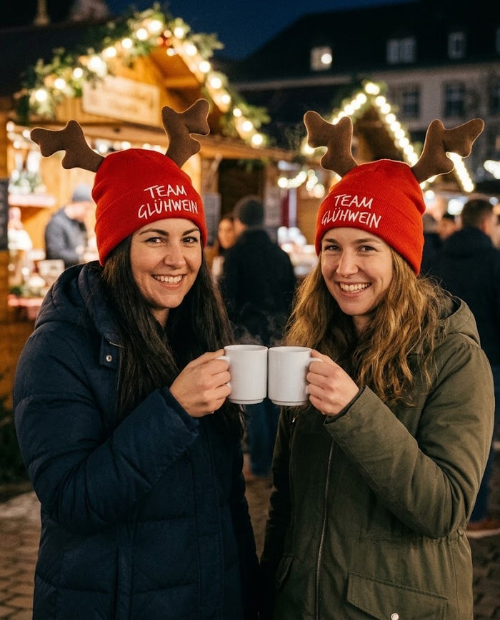 Zwei Freundinnen mit der Elchmütze Team Glühwein auf dem Weihnachtsmarkt