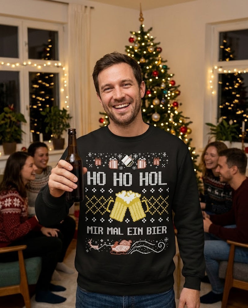 Mann auf der Weihnachtsfeier trägt den Pullover Ho Ho Hol mir mal ein Bier